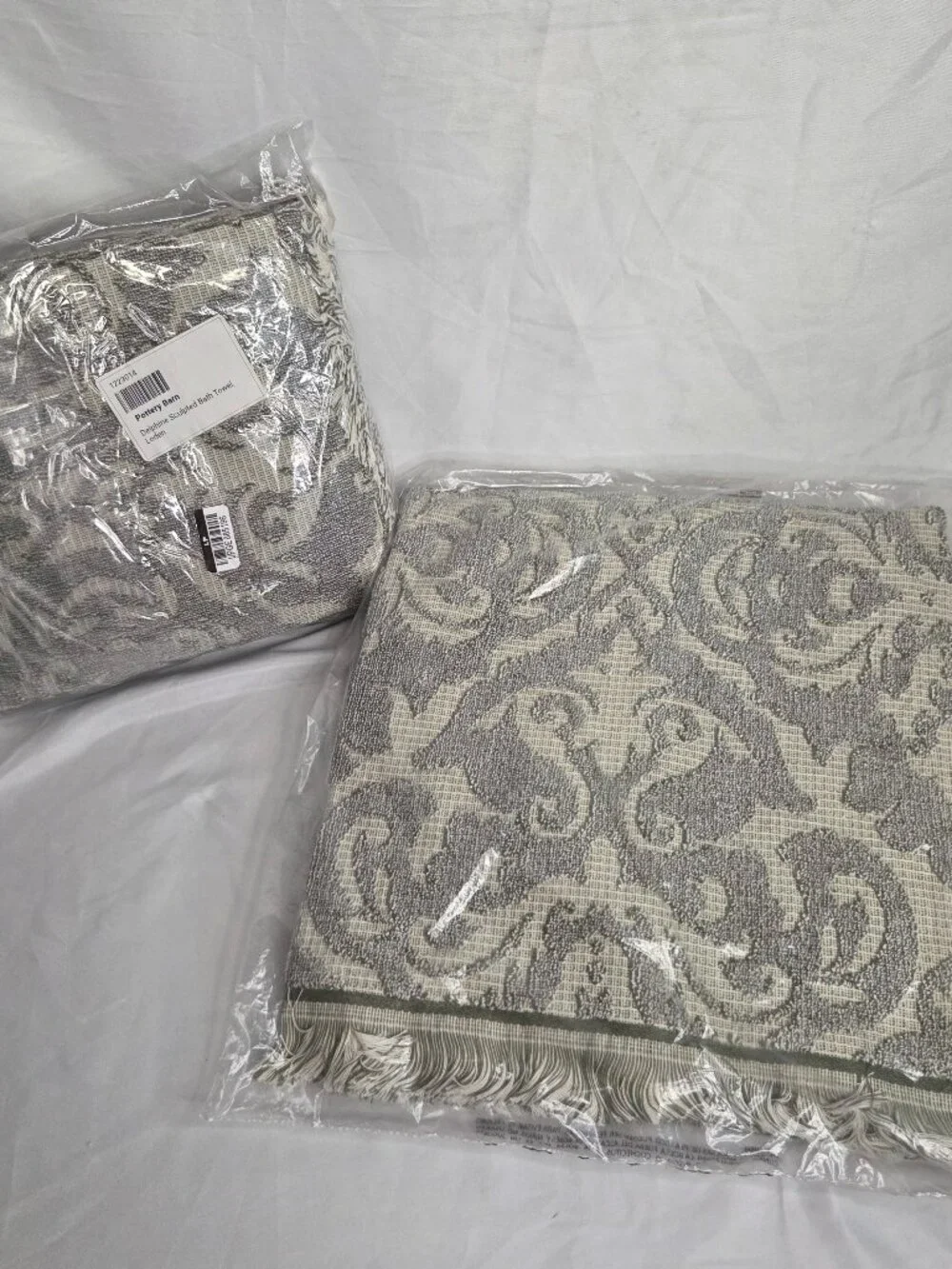Set of 2 POTTERY BARN Delphine Sculpted Bath Towel, Loden NEW IN PACKAGE - READ